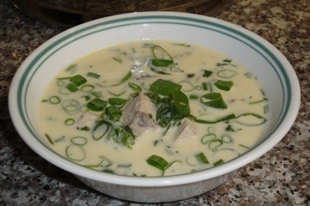 Фото к рецепту: Луковый крем суп с рыбой и вином
