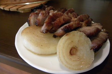 Фото к рецепту: Свинина запеченая с луком