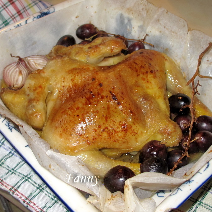 Печень цыпленка на сковороде. Курица запеченная с виноградом. Курица с виноградом в духовке. Цыпленок по гальски. Куриные голени, запеченные с виноградом.