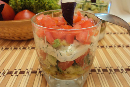 Салат порционный из овощей с кремом из брынзы