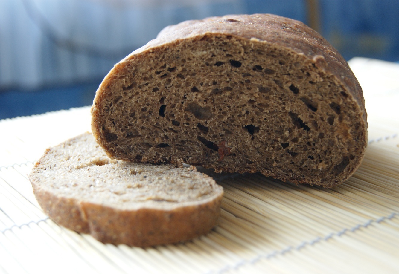 Классический рецепт ржаного хлеба. Заварной хлеб. Ржаной хлеб. Хлеб заварной ржаной. Ржаной хлеб с изюмом.
