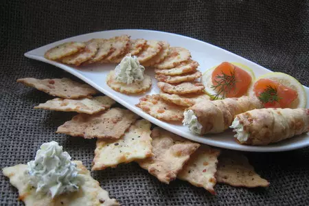 Русская версия сырных крекеров - " хрустяшки от николь" (nicoles cheddar crisps).