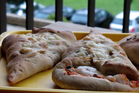 Кулёчки-пиццы с креветками,каперсами и оливками, а также с начинкой "гаваи"