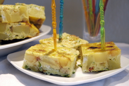 Фото к рецепту: Картофельно-цукиниевая  запеканка по мотивам испанской тортильи