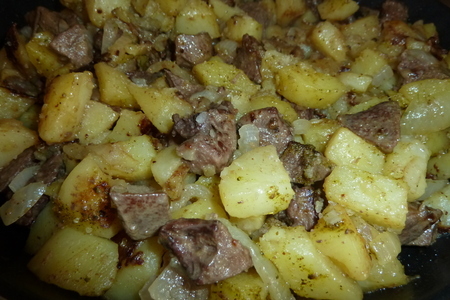 Фото к рецепту: Картошка жаренная с печенью и сердцем "джиз-быз русская версия"