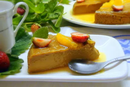 Крем-брюле флан с апельсиновой карамелью-соусом и клубникой.