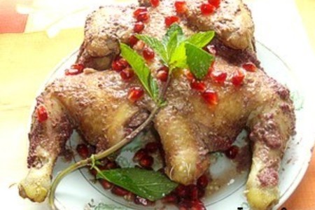 Фото к рецепту: Курица под мятно-ежевичным соусом