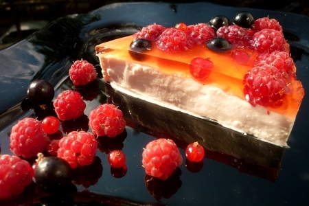 Холодный сливочно-творожный торт с  ягодным покрытием