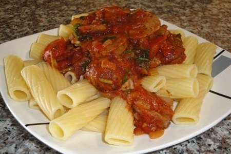 Фото к рецепту: Паста с колбасками для гриля и томатным соусом