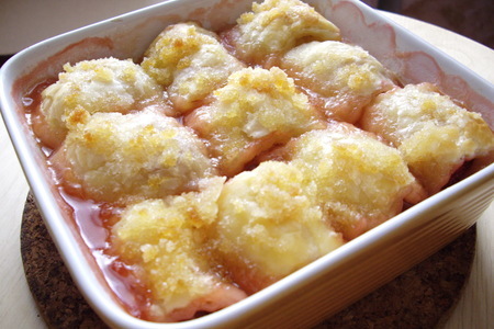 Фото к рецепту: Влажные булочки-роллы с клубнично-банановой начинкой и соусом