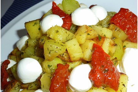 Фото к рецепту: Картофель + кабачок с итальянским акцентом  (тёплый салат)
