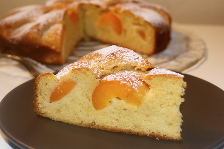 Медовый бисквитный пирог с абрикосами