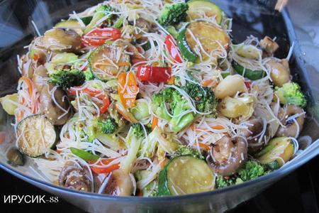 Фото к рецепту: Вьетнамский салат из рисовой  лапши с овощами.