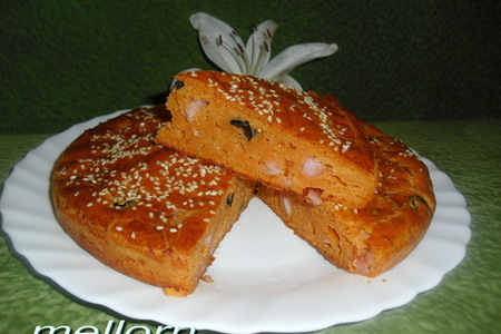 Томатный кекс с ветчиной, сыром и маслинами