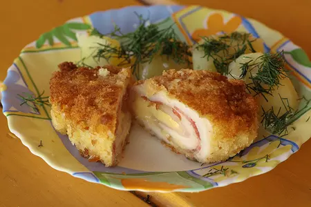 Куриные рулеты, фаршированные в панировке