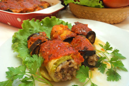 Рулетики из баклажанов и кабачков с мясом и рисом, запеченные в томатном соусе