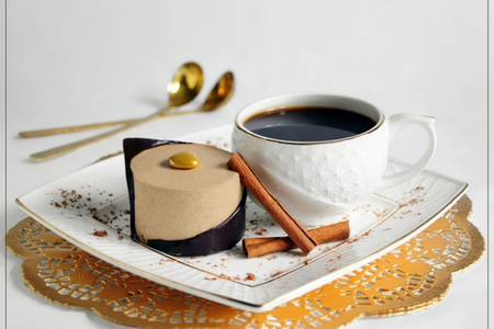 Фото к рецепту: Кофейно-карамельный мусс на хрустящем шоколадном печенье "песчаные розы".
