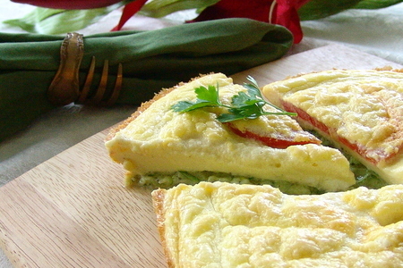 Фото к рецепту: Закусочный торт с помидорами, на основе из цуккини, в яично- кремовой заливке