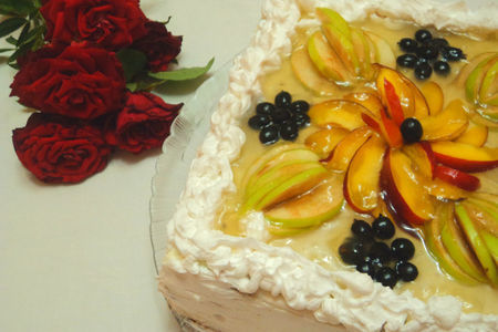Торт с фундуком, нектаринами и сливочным кремом