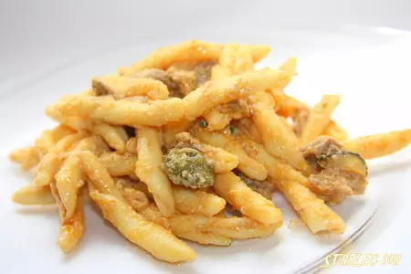Паста "romeo" на мясном бульоне с тунцом, каперсами и сливочным маслом.