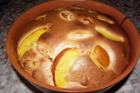 Бисквит с яблоками и нектарином