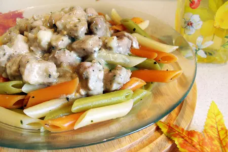 Цветные перья с пикантной курочкой и сливочным соусом.