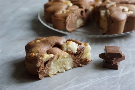 Фото к рецепту: Шоколадно - творожный мягкий пирог