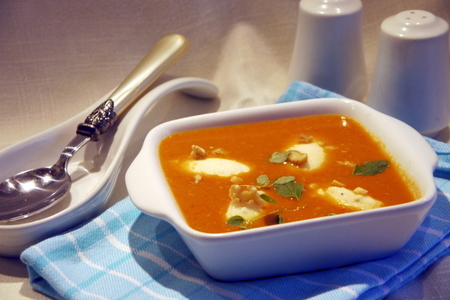 Суп из паприки с манными клецками и грецкими орехами