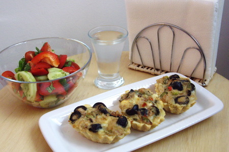 Фото к рецепту: Тарталетки с тунцом и маслинами