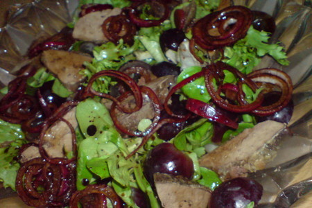 Фото к рецепту: Салат из птичьей печени,винограда и кедровых орешков