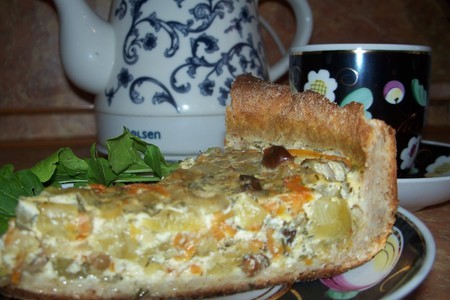 Фото к рецепту: Открытый пирог-киш с кабачками и лисичками
