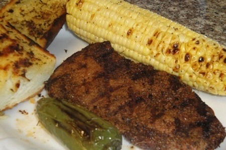 Мясо с кукурузой,перцем и хлебом на гриле