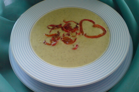 Суп-пюре из брокколи и зелёного горошка с жареным острым красным перцем