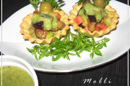 Тарталетки с овощным салатом, под зеленой «шапочкой»