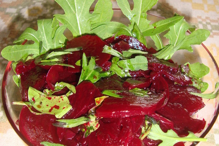 Фото к рецепту: Салат из свеклы и рукколы
