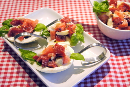 Фото к рецепту: Моцарелла с томатным желе и арбузом или фантазии на тему „капрезе"