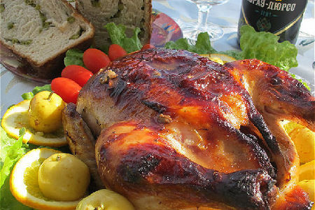 Фото к рецепту: Курица фаршированная виноградом и сливами ,с печёными яблочками  и хлеб с горохом.