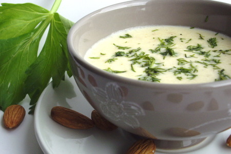Фото к рецепту: Миндальный крем-суп