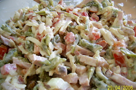 Салат из стручковой фасоли с ветчиной и сыром