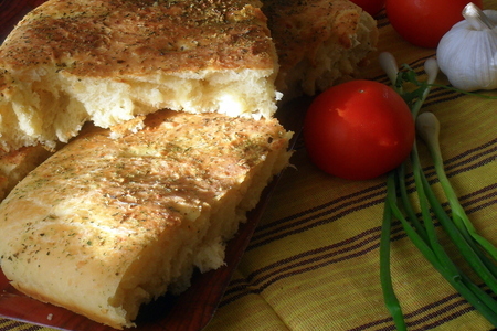 Фото к рецепту: Фокачча с тремя видами сыра и итальянскими травами
