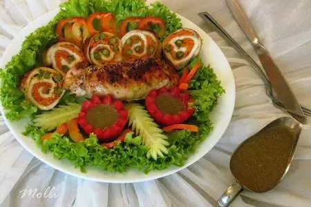 Куриные рулетики, с глазированной морковью и горошком, а так же виноградный соус к ним.