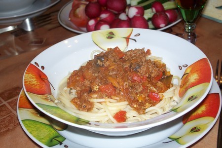 Томатный соус с говядиной и овощами для спагетти
