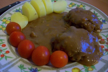 Meatcakes или мясные пирожные в коричневом соусе