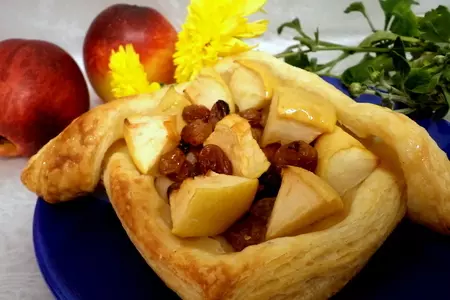 Свекровь на пороге!!! или экспресс слойки с яблоками, изюмом, курагой!