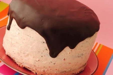Шоколадный торт с меренговым клубничным кремом и шоколадной глазурью