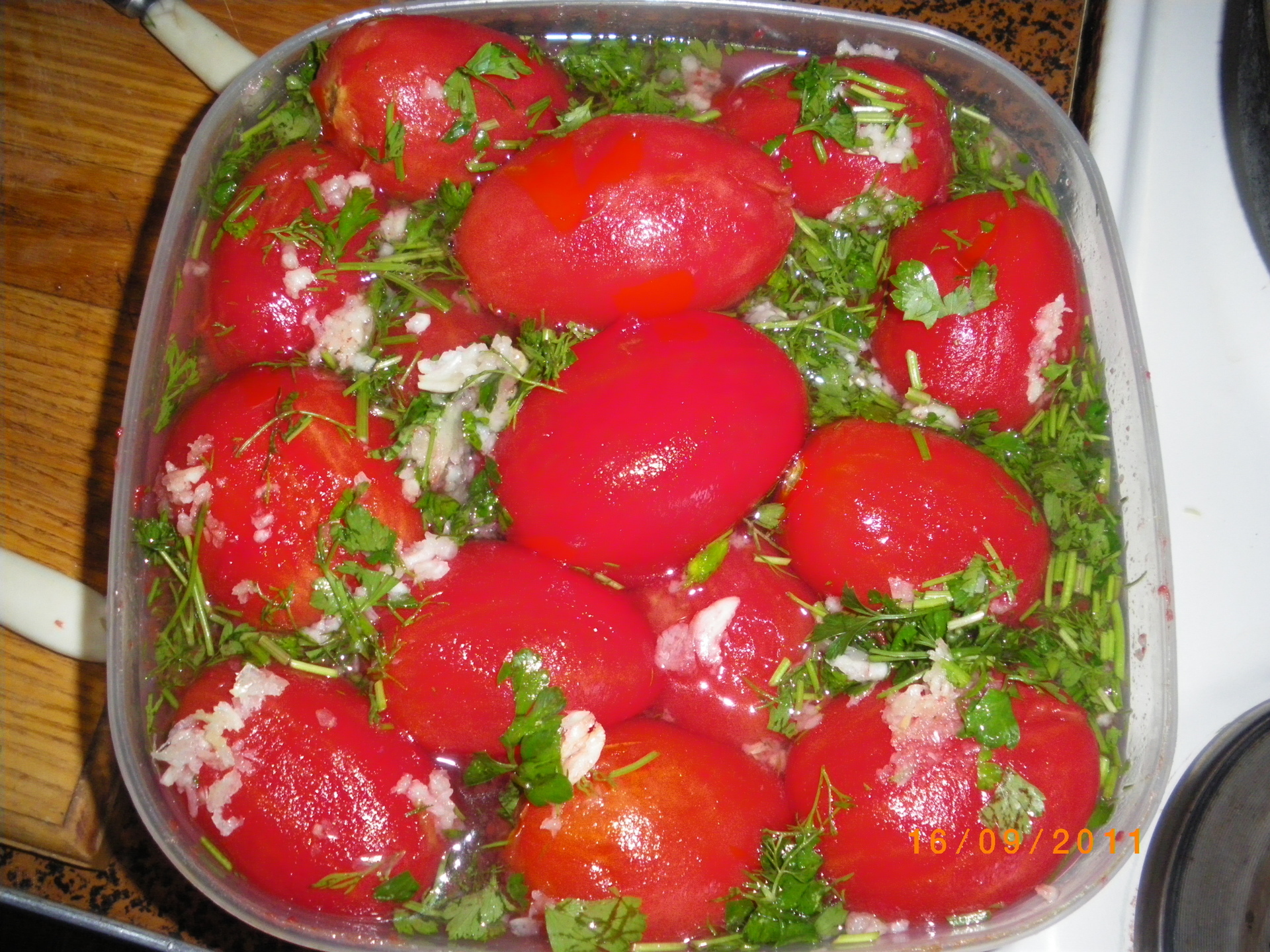 Рецепт быстрых помидор с чесноком. Помидоры с чесноком и зеленью. Малосольные помидоры. Малосольные помидоры быстрого приготовления. Помидоры фаршированные чесноком на зиму.
