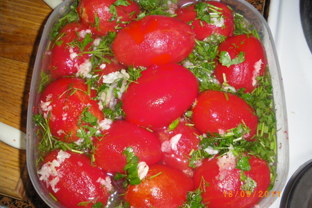 Фото к рецепту: Маринованные помидоры с зеленью и чесноком