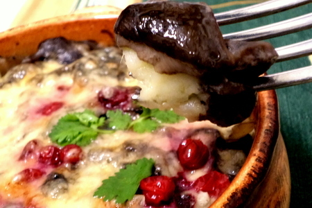 Фото к рецепту: Грибы, ягоды поспели!!! лесные грибы тушеные со сметаной и запеченные с  сыром.