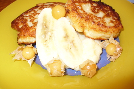 Фото к рецепту: Банановые сырники с ванильным соусом