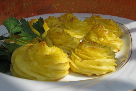 Фото к рецепту: Пирожное "герцогиня" - гарнир из картофеля ( duchess potatoes).